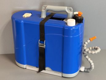 Shouldersink, zeep, doekdispenser en jerrycan